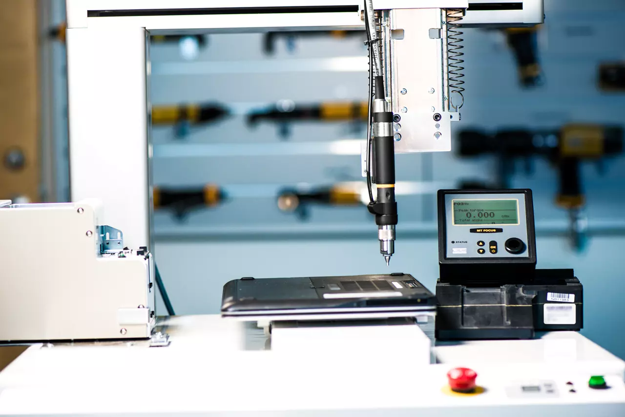 Pneumatic screwdriving station on an automated electronics assembly line